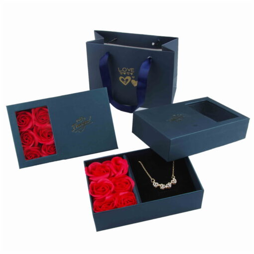 Leuna Paris – Collier Trèfle à 4 Cœurs + boite prestige 6 roses éternelles